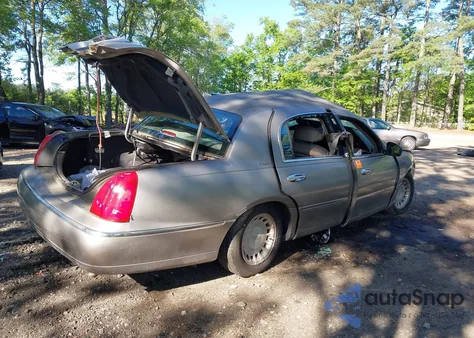 2001 Lincoln Town Car Executive from USA, damaged, VIN 1LNHM81W81Y673349